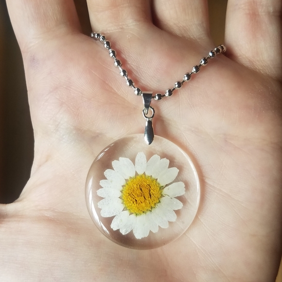 NWOT Dried White & Yellow Flower Necklace - Picture 5 of 8